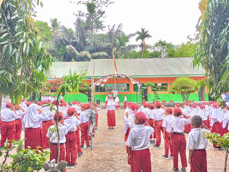 Tak Surut oleh Hujan, Pelaksanaan Upacara Bendera Berlangsung Penuh Kedisiplinan